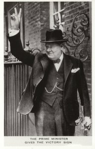 Winston Churchill wykonujący znak zwycięstwa przed 10 Downing Street, 5 czerwca autorstwa English Photographer