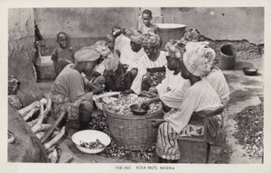 Kobiety obierające orzechy kola, Nigeria (zdjęcie czarno-białe) autorstwa English Photographer