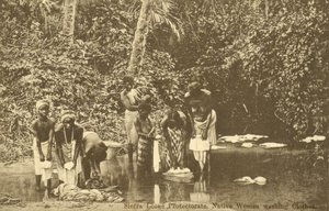 Kobiety piorące ubrania w rzece, Sierra Leone (zdjęcie czarno-białe) autorstwa English Photographer