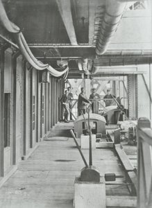 Woolwich Ferry: platforma dźwigni hydraulicznej północnego pontonu, 1896 r autorstwa English Photographer