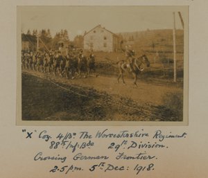 „X” Coy 4Bn. Pułk Worcestershire, 88. Inf: Bde. 29. Dywizja, przekraczanie granicy niemieckiej o godz. 15.00, 5 grudnia 1918 r. autorstwa English Photographer
