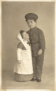 Młoda dziewczyna i chłopak w odgrywaniu ról z I wojny światowej (zdjęcie czarno-białe) autorstwa English Photographer
