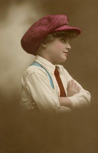 Młoda dziewczyna w czapce (zdjęcie kolorowe) autorstwa English Photographer