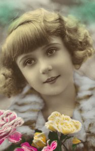 Młoda dziewczyna pozuje z kwiatami (kolorowe zdjęcie) autorstwa English Photographer