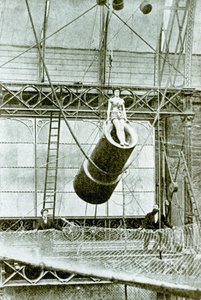 Zazel, któremu w 1877 r. płacono 100 funtów tygodniowo za strzelanie z armaty autorstwa English Photographer