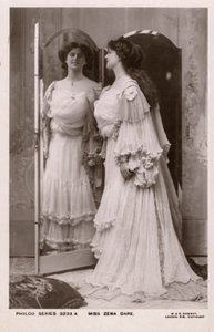 Zena Dare, angielska piosenkarka i aktorka (zdjęcie czarno-białe) autorstwa English Photographer