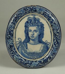 Niebiesko-biała owalna królewska plakietka przedstawiająca królową Annę Delft, prawdopodobnie Londyn, ok. 1705 r. autorstwa English School