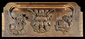 Mizerykorda przedstawiająca trzy ludzkie twarze otoczone przez potwory, New College Chapel, Oxford, koniec XIV wieku (drewno)