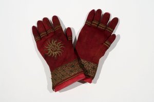 Para dzianych jedwabnych rękawiczek, prawdopodobnie kiedyś należących do arcybiskupa Williama Warhama, koniec XV lub początek XVI wieku (dziany jedwab i złota nić) autorstwa English School