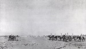Patrol 14 pułku huzarów z podpułkownikiem R.W. Hewittem DSO zbliża się, aby poddać się tureckiej kapitulacji podczas kapitulacji Kazimain, 11 marca 1917, opublikowany ok. 1918 (fotolit) autorstwa English School