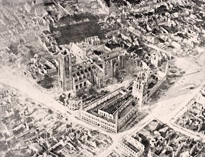 Widok z lotu ptaka na Ypres w 1915 po pierwszej i drugiej bitwie pod Ypres, z 