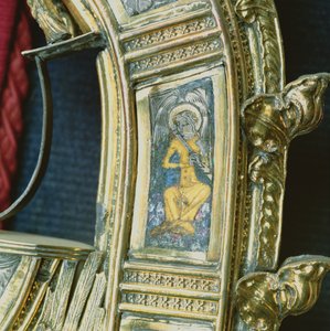 Anioł grający na flecie, detal z pastorału Wilhelma z Wykeham (ok.1320-1404) (srebro pozłacane i emalia champleve) (zob. 205100-32)