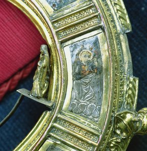 Anioł grający na atucie, szczegół z pastorału Wilhelma z Wykeham (ok.1320-1404) (srebro pozłacane i emalia champleve) (zob. 205100-32) autorstwa English School