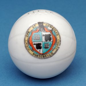 Herbarz pamiątkowy miniaturowy futbol z ozdobnym transferem tarczy Portobello (ceramiczny) autorstwa English School