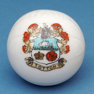 Herbarz pamiątkowy miniaturowy futbol z przeniesieniem herbu Totton (ceramiczny) autorstwa English School