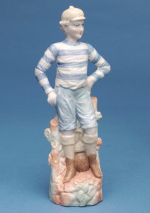 Biskowa figura chłopca piłkarza w niebiesko-białym stroju w paski, ok. 1890 (ceramika) autorstwa English School