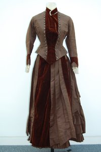 Brązowa sukienka (spódnica i mała marynarka), ok. 1875 (jedwabna satyna) (patrz również 3700631) autorstwa English School