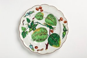 Talerz Chelsea ozdobiony botaniczną ilustracją orzechów, owadów i liści, 1755 (porcelana)