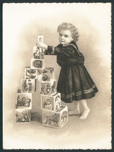 Kind spielt mit Bauklötzen