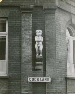 Statua Cock Lane i Fat Boy, czyli Złotego Chłopca; fotografia autorstwa English School