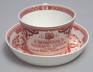 Pamiątkowa filiżanka do herbaty i spodek z napisem A Memento of Preston Guild 1882, Minton, Anglia, c.1882 (ceramika) autorstwa English School