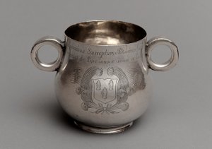 Kubek z dużym brzuszkiem i grubą odlewaną podstawą i parą uchwytów w kształcie wołu, 1675 (srebrny) autorstwa English School