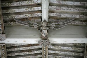 Przedstawiający widok jednego z rzeźbionych drewnianych aniołów w nawie głównej