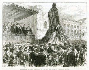 Disraeli odsłania pomnik zmarłego Lorda Derby na Parliament Square w Westminster autorstwa English School