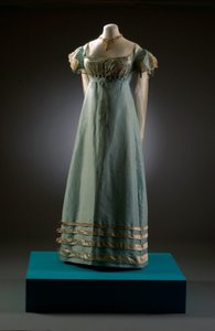 Suknia wieczorowa w kolorze kaczego jaja z kremowymi rękawami, pokazana tutaj z biżuterią z pereł, ok. 1819 (jedwab i koronka) autorstwa English School