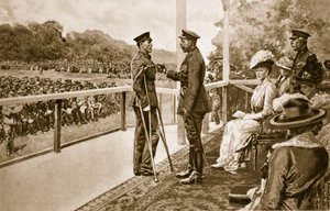 For Valour: King George dekorujący szeregowego Thomasa Hughesa z Connaught Rangers z VC, w Hyde Parku, 2 czerwca 1917, 1914-19 autorstwa English School