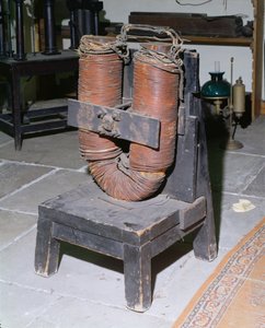 Gigantyczny elektromagnes należący do Michaela Faradaya (1791-1867), ok.1850 autorstwa English School