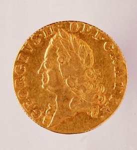 Złota Gwinea angielska (guinee), panowanie króla Jerzego II (1714-1760) XVIII wiek. Śr. 2,5 cm Neapol, muzeum archeologiczne autorstwa English School