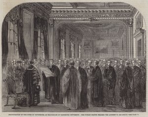 Inauguracja księcia Devonshire na stanowisko kanclerza Uniwersytetu w Cambridge, mówca publiczny odczytujący przemówienie do Jego łaski (rycina) autorstwa English School