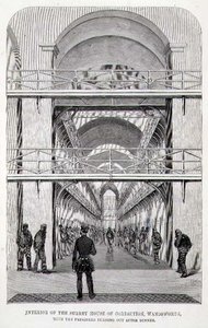 Wnętrze Surrey House of Correction, Wandsworth, z więźniami wychodzącymi po obiedzie, z „The Criminal Prisons of London and Scenes of Prison Life” Henry