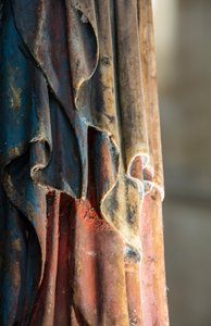 Madonna z Dzieciątkiem z nawy głównej, detal polichromowany autorstwa English School