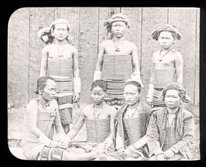 Magiczna latarnia Slajd przedstawiający kobiety z plemienia Sea Dyas, Borneo ok. 1900 autorstwa English School