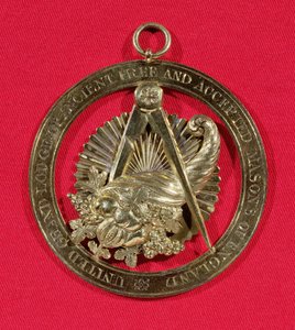Odznaka lub klejnot masoński noszony przez członków Wielkiej Loży Steward po 1841 roku, w połowie XIX wieku (srebro pozłacany i złoty) autorstwa English School