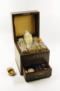 Apteczka używana przez Florence Nightingale podczas wojny krymskiej, 1854-56 (drewno)