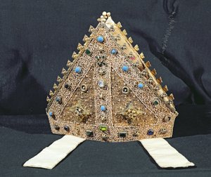 Mitra należąca do Wilhelma z Wykeham, koniec XIV lub początek XV w. (płótno ze złota, pereł, srebra pozłacanego i imitacji turkusów)
