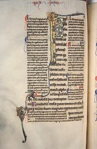 Ms.27, f.97v: Strona z glosowanej kopii Nowego Testamentu (welum) autorstwa English School