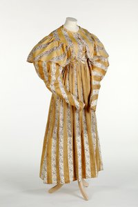 Suknia muślinowa z abstrakcyjnym fioletowym wzorem nadrukowanym w żółto-białe pionowe paski, ok.1820-30 (bawełna) autorstwa English School