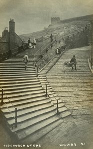 Schody starego kościoła, Whitby (zdjęcie czarno-białe) autorstwa English School