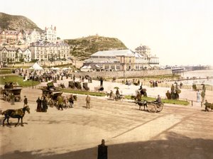 Na plaży Llandudno (zdjęcie ręcznie kolorowane) autorstwa English School