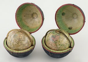 Para kieszonkowych globusów, wykonana przez Newton & Son, ok. 1830 (karton pierre, mosiądz, papier i sztuczna czarna skóra)