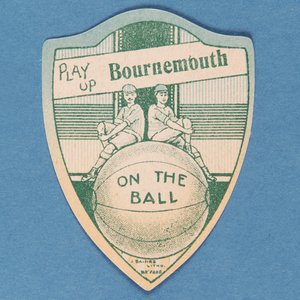 Play Up Bournemouth, karta Baines w kształcie tarczy i dwóch piłkarzy siedzących na dużej piłce nożnej, 1888-89 autorstwa English School