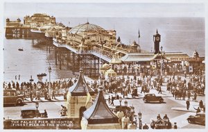 Pocztówka przedstawiająca molo Palace w Brighton (po kolorowym zdjęciu) autorstwa English School