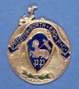 Medal klubu piłkarskiego Preston North End, 1897-98 (metal) (patrz również 315001) autorstwa English School