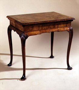 Stolik pomocniczy, ok.1710 (orzech) autorstwa English School