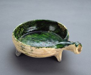 Patelnia z zieloną glazurą i wydrążoną rączką (ceramiczna) autorstwa English School