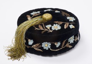 Czapka do palenia, ok.1880 (haftowany aksamit podszyty maszynowo pikowanym jedwabiem) autorstwa English School